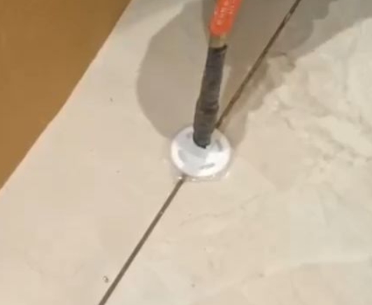 抚宁瓷砖空鼓维修公司专业解答瓷砖在铺贴过程中，如果没有涂抹均匀到位的粘结材料（如水泥砂浆或瓷砖胶），可能会导致以下问题